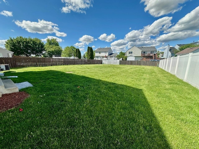 1458 Woodland Dr, South Elgin, IL 60177 - view of yard featuring a residential view