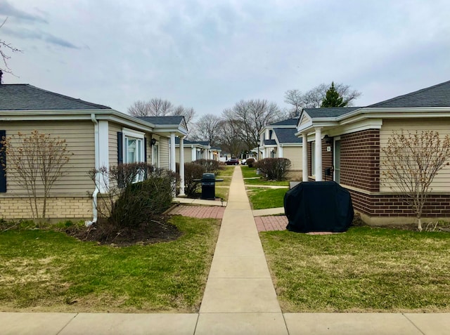 1547 Quaker Ln Unit 1547, Prospect Heights, IL 60070 - view of grassy yard featuring a residential view