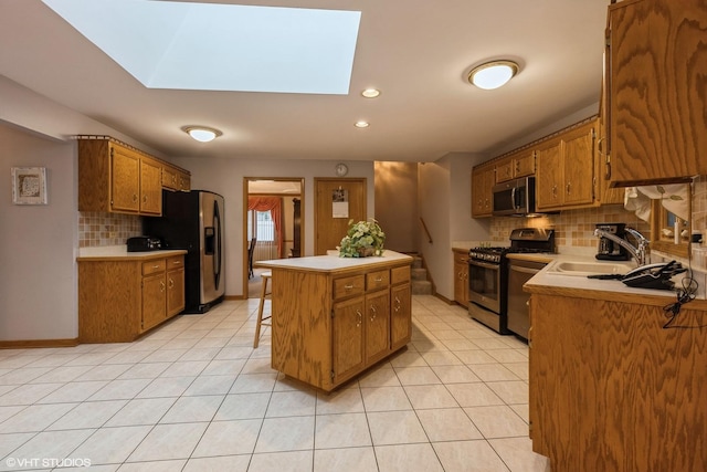 19510 Blyth Way, Mokena, IL 60448 - kitchen featuring stainless steel appliances, a sink, a kitchen island, tasteful backsplash, and light countertops