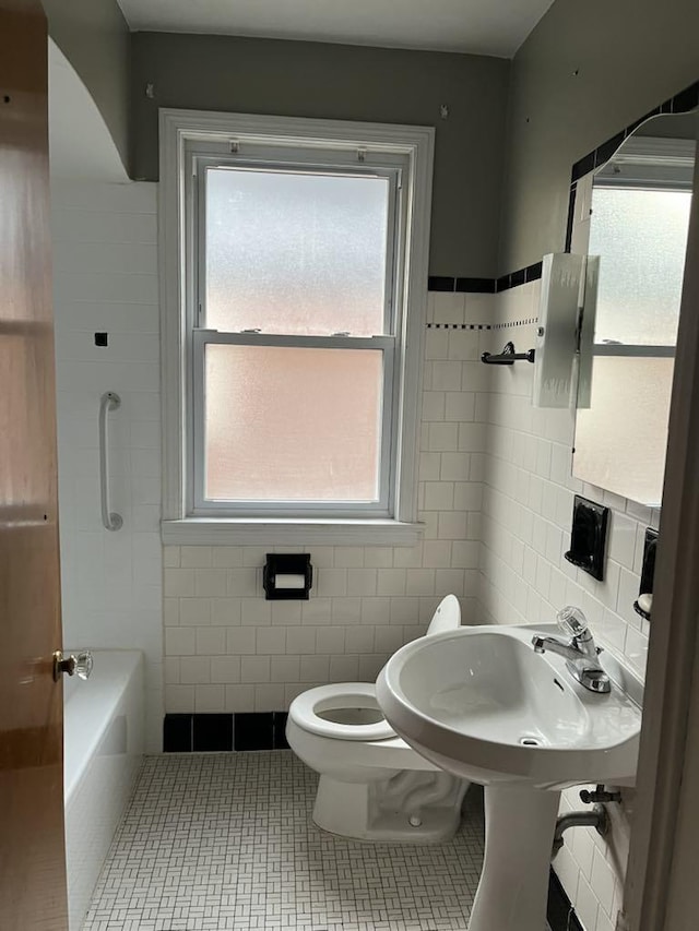 2517 S 4th Ave, North Riverside, IL 60546 - full bathroom featuring tile walls, toilet, a bathtub, and tile patterned flooring