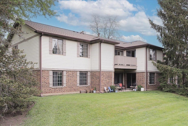 1611 W Partridge Ct Unit 8, Arlington Heights, IL 60004 - back of property featuring a balcony, brick siding, a yard, and a patio