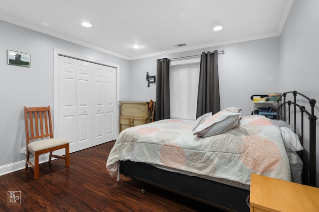7525 Nantucket Dr Unit 109, Darien, IL 60561 - bedroom with dark wood-style flooring, a closet, recessed lighting, crown molding, and baseboards