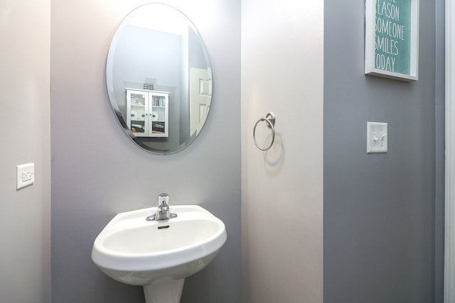 3601 Daisy Ln, Elgin, IL 60124 - bathroom featuring a sink