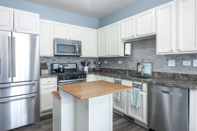 3601 Daisy Ln, Elgin, IL 60124 - kitchen featuring appliances with stainless steel finishes, a sink, dark wood finished floors, and tasteful backsplash
