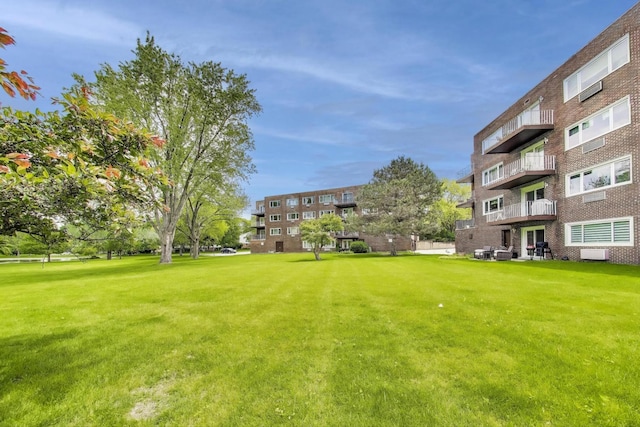 2700 E Bel Aire Dr Unit 202, Arlington Heights, IL 60004 - surrounding community featuring a lawn