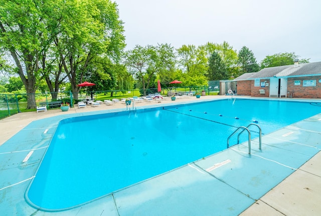 2700 E Bel Aire Dr Unit 202, Arlington Heights, IL 60004 - view of community pool