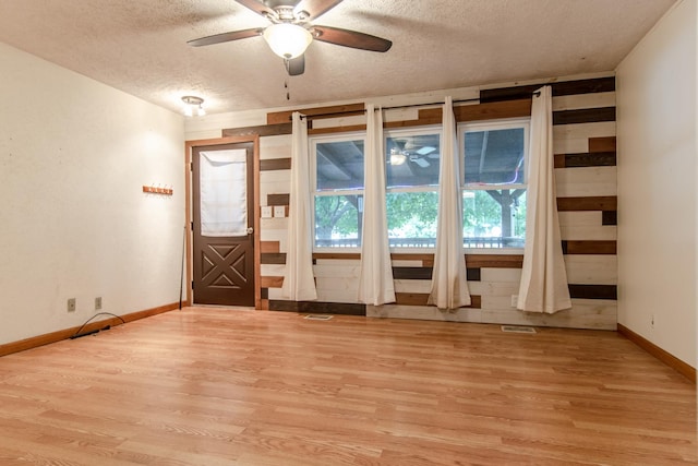378 E Union St, Seneca, IL 61360 - spare room featuring ceiling fan, a textured ceiling, and light wood-style flooring
