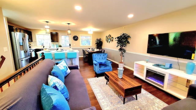 1427 Hampton Ln, Schaumburg, IL 60193 - living area featuring dark wood-style flooring, recessed lighting, and baseboards