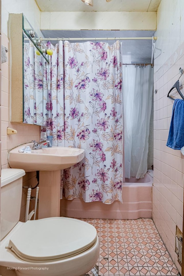 1508 N Massasoit Ave, Chicago, IL 60651 - full bathroom with toilet, tile walls, and shower / bath combination with curtain