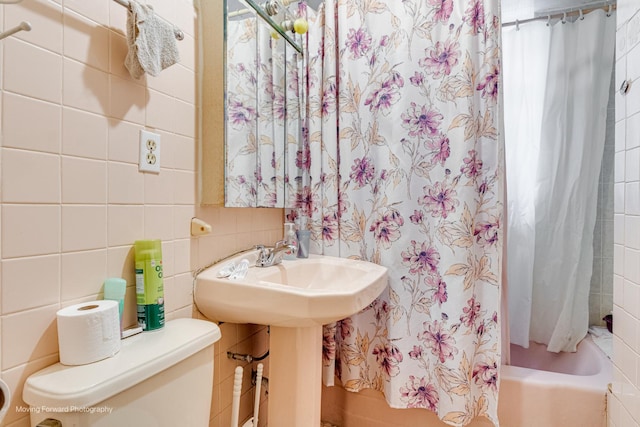 1508 N Massasoit Ave, Chicago, IL 60651 - bathroom with toilet, tile walls, and shower / bath combination with curtain