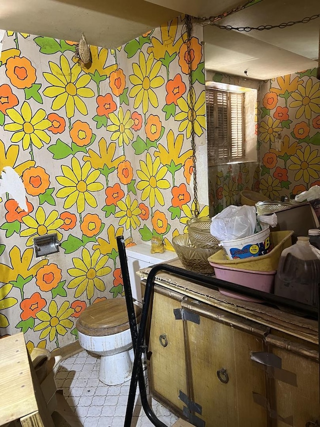 11115 S S Ave L, Chicago, IL 60617 - bathroom featuring wallpapered walls