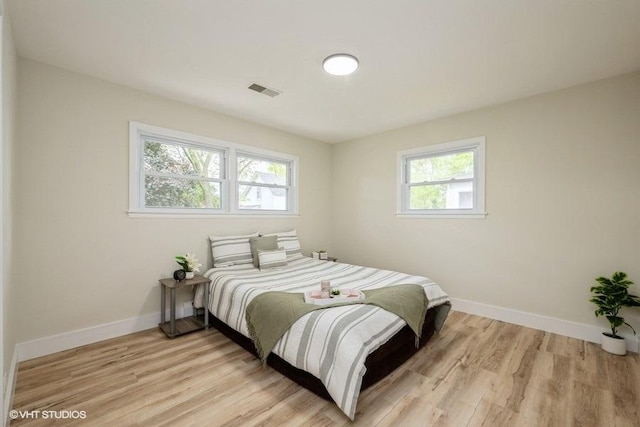 1134 N Dunton Ave, Arlington Heights, IL 60004 - bedroom featuring light wood-type flooring and baseboards