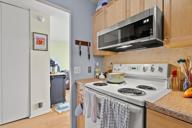 4343 N Clarendon Ave Unit 1301, Chicago, IL 60613 - kitchen with white electric range, stainless steel microwave, light brown cabinetry, tasteful backsplash, and light wood-type flooring
