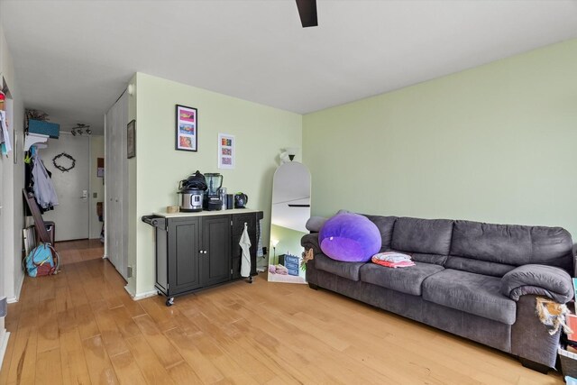 4343 N Clarendon Ave Unit 1301, Chicago, IL 60613 - living area featuring light wood finished floors