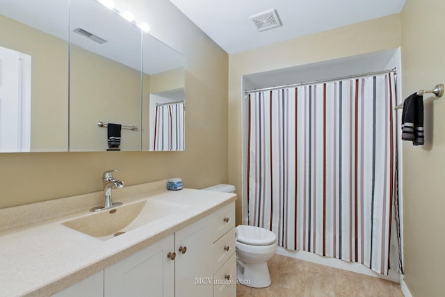 7811 W 157th St Unit 2N, Orland Park, IL 60462 - full bathroom featuring toilet, vanity, and a shower with curtain