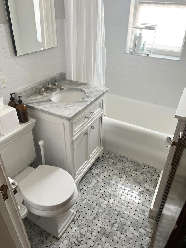 208 N Oak Park Ave Unit 3Jj, Oak Park, IL 60302 - full bathroom with vanity, toilet, tile walls, shower / bath combo, and decorative backsplash