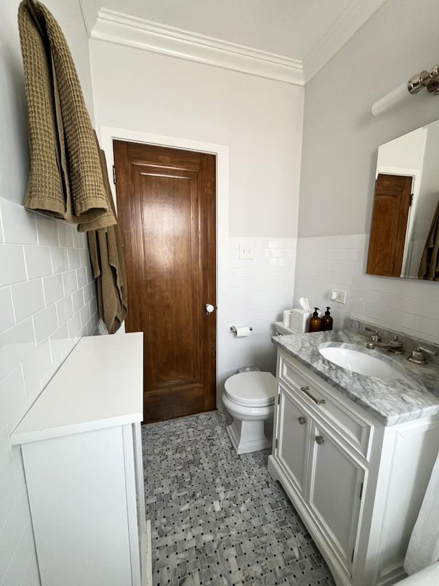 208 N Oak Park Ave Unit 3Jj, Oak Park, IL 60302 - half bath featuring tile walls, crown molding, vanity, toilet, and wainscoting