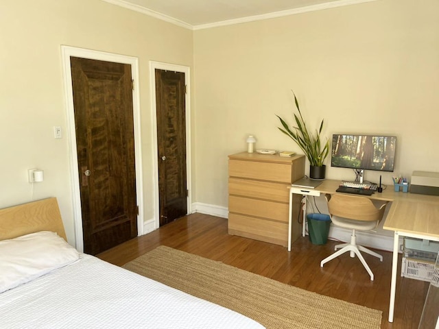 208 N Oak Park Ave Unit 3Jj, Oak Park, IL 60302 - bedroom featuring wood finished floors, crown molding, baseboards, and a desk