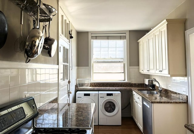 208 N Oak Park Ave Unit 3Jj, Oak Park, IL 60302 - kitchen featuring washing machine and clothes dryer, a sink, appliances with stainless steel finishes, dark wood finished floors, and tasteful backsplash