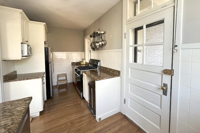 208 N Oak Park Ave Unit 3Jj, Oak Park, IL 60302 - kitchen with gas range, freestanding refrigerator, tile walls, wood finished floors, and a wainscoted wall