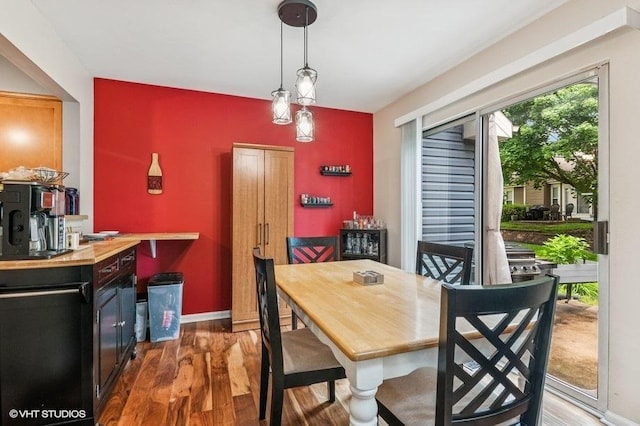 1063 Ridgefield Cir, Carol Stream, IL 60188 - dining space with wood finished floors