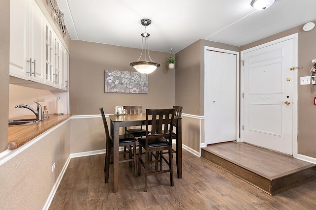 5235 James Ln Unit 1202, Crestwood, IL 60418 - dining room with baseboards and wood finished floors