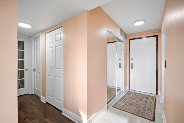 101 Bar Harbour Rd Unit 6E, Schaumburg, IL 60193 - foyer featuring baseboards and wood finished floors