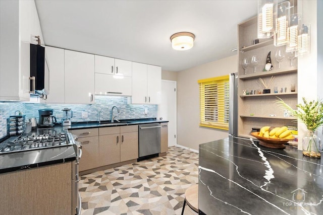 1550 Sandpebble Dr Unit 209, Wheeling, IL 60090 - kitchen with stainless steel appliances, a sink, dark countertops, tasteful backsplash, and open shelves