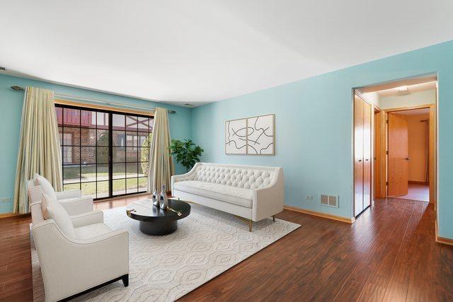 11545 Autobahn Dr E Unit 101, Palos Park, IL 60464 - living area with wood finished floors and baseboards