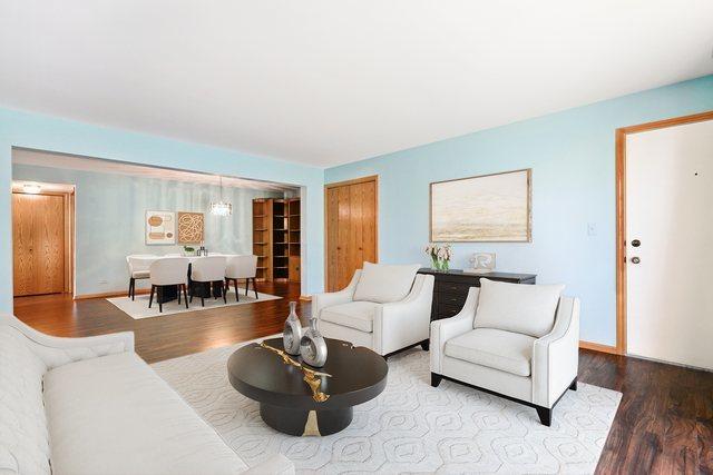 11545 Autobahn Dr E Unit 101, Palos Park, IL 60464 - living room featuring wood finished floors