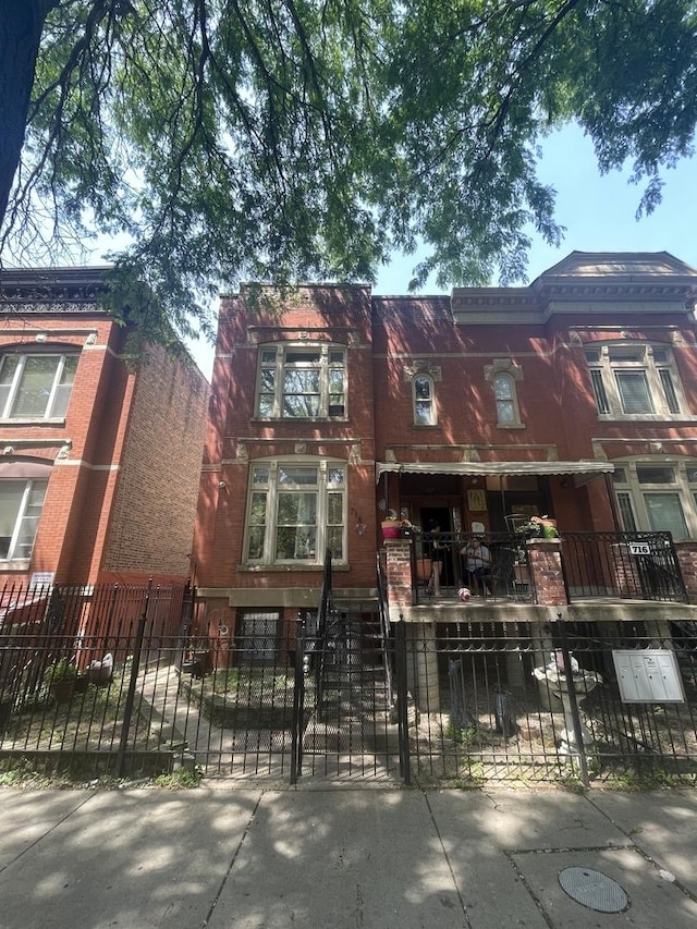 718 S Claremont Ave, Chicago, IL 60612 - view of front of house featuring a fenced front yard and a gate