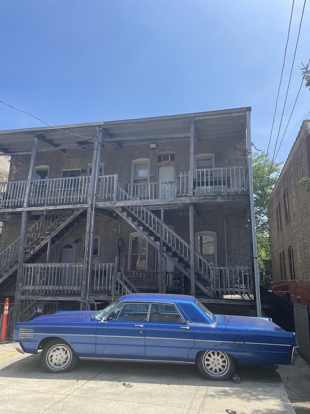 718 S Claremont Ave, Chicago, IL 60612 - townhome / multi-family property featuring stairway