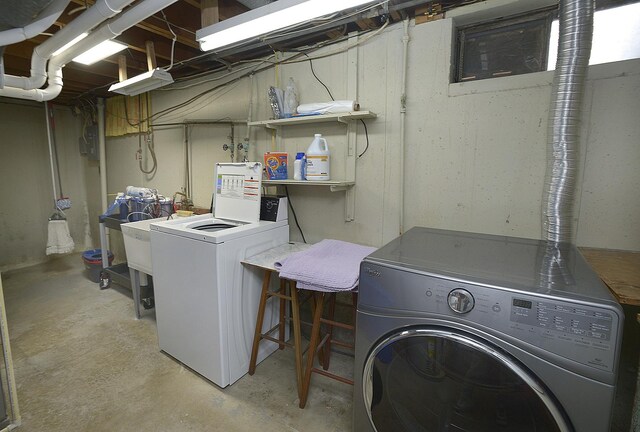 731 Marcy St, Ottawa, IL 61350 - laundry room featuring washing machine and clothes dryer and electric panel