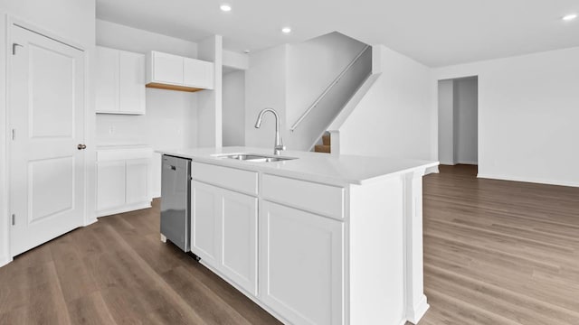 kitchen with a sink, dishwasher, a center island with sink, wood finished floors, and recessed lighting
