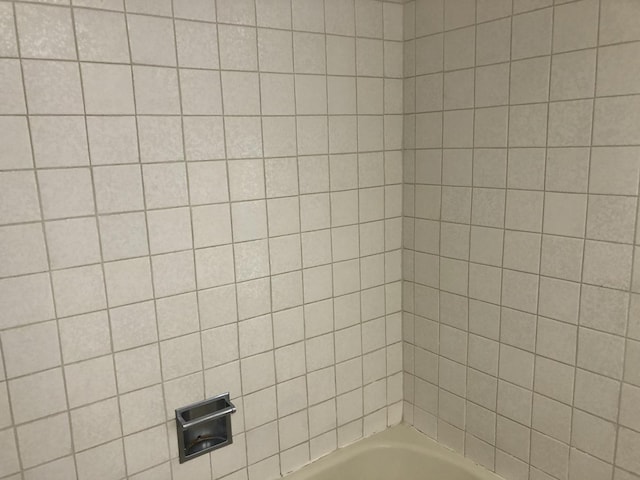 6100 S Parkside Ave, Chicago, IL 60638 - full bath featuring shower / washtub combination