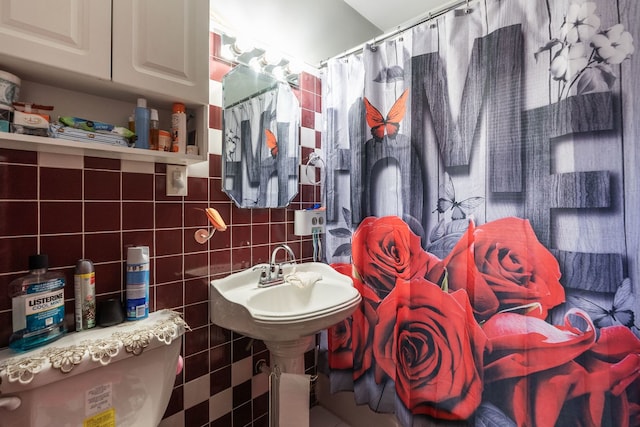 4109 W Oakdale Ave, Chicago, IL 60641 - bathroom featuring tile walls