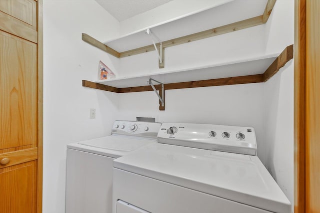907 S Trailside Dr, Mahomet, IL 61853 - laundry room with washer and clothes dryer