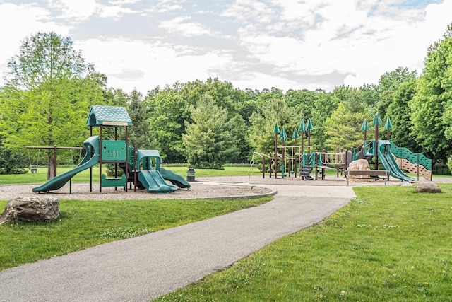 1911 Ozark Pkwy, Algonquin, IL 60102 - community playground featuring a yard