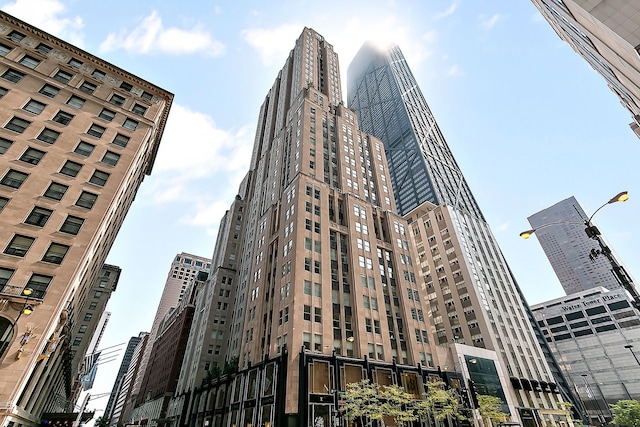 159 E Walton Pl Unit 8C, Chicago, IL 60611 - view of building exterior with a city view