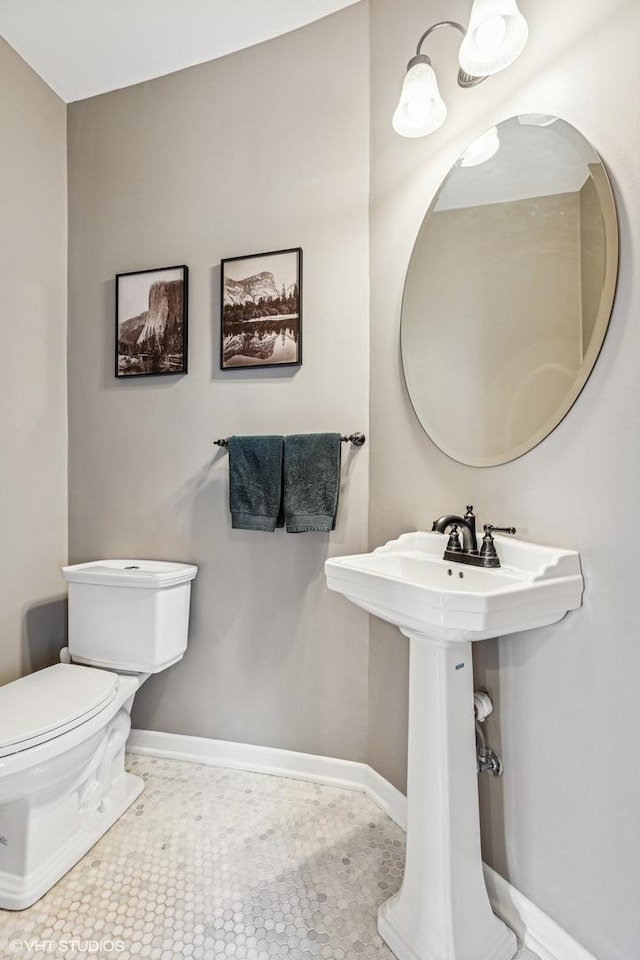4058 N Kostner Ave, Chicago, IL 60641 - half bath featuring baseboards, toilet, and a sink