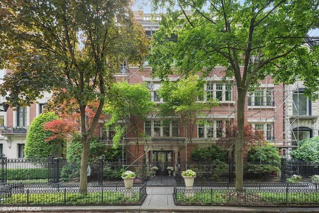 1350 N State Pkwy Unit Gs, Chicago, IL 60610 - view of property with a fenced front yard