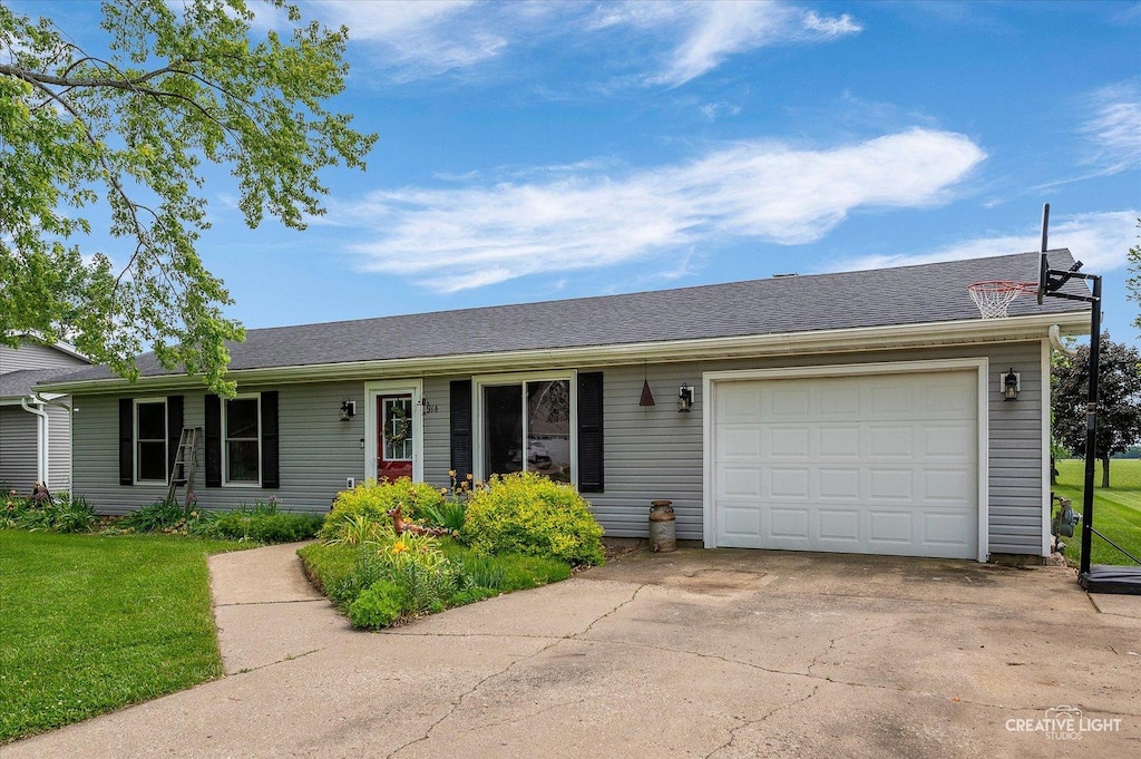 914 Linda Ln, Lake Holiday, IL 60548 - photo 1