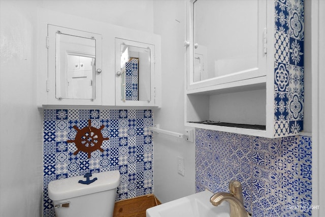 1044 Garfield Ave, Aurora, IL 60506 - half bathroom featuring toilet and decorative backsplash