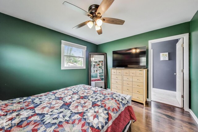 1086 E Thacker St, Des Plaines, IL 60016 - bedroom featuring wood finished floors, ceiling fan, and baseboards