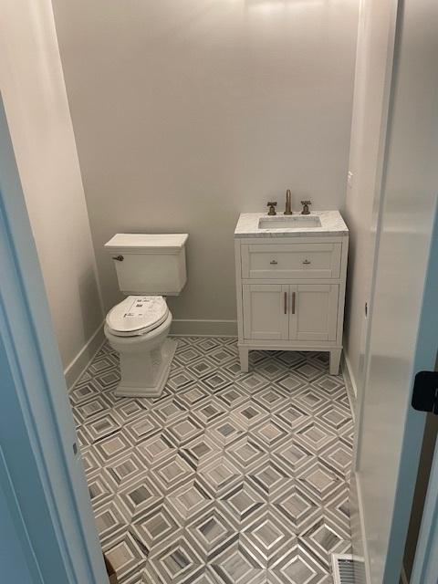1672 Huntington Ln, Highland Park, IL 60035 - bathroom featuring toilet, baseboards, vanity, and tile patterned floors