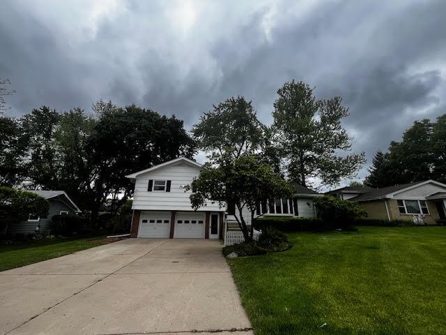 408 E Fabyan Pkwy, Batavia, IL 60510 - view of front facade featuring a garage, concrete driveway, and a front lawn
