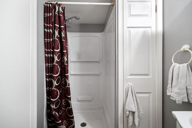 572 Walnut Ave, Elgin, IL 60123 - full bath featuring a shower with curtain