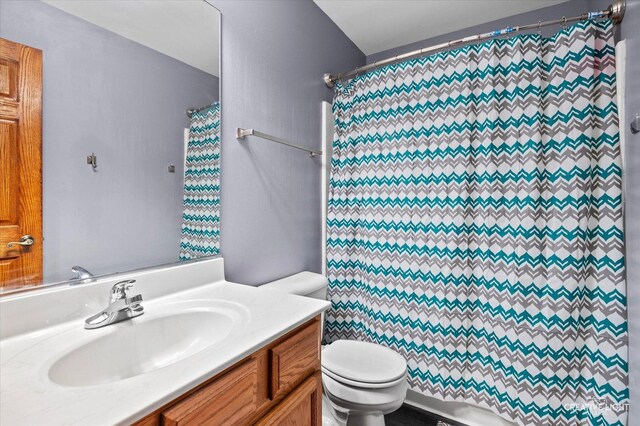 1057 Wright Ct, Plano, IL 60545 - full bathroom featuring toilet, vanity, and curtained shower