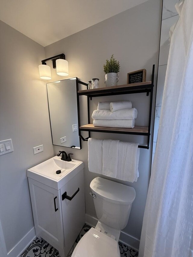 5301 S Mcvicker Ave, Chicago, IL 60638 - full bathroom featuring baseboards, vanity, toilet, and a shower with curtain