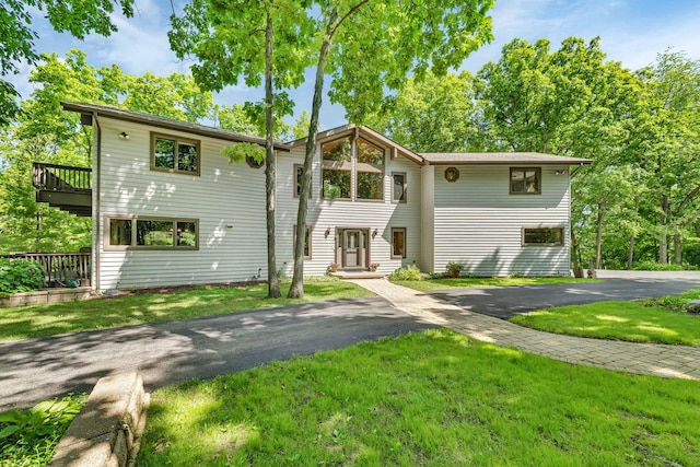 3085 W Southmor Rd, Morris, IL 60450 - view of front of home featuring a front yard and asphalt driveway